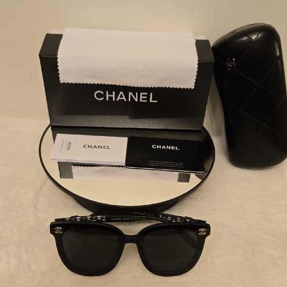 CHANEL Elegant Black Sunglasses - Picture 1 of 7